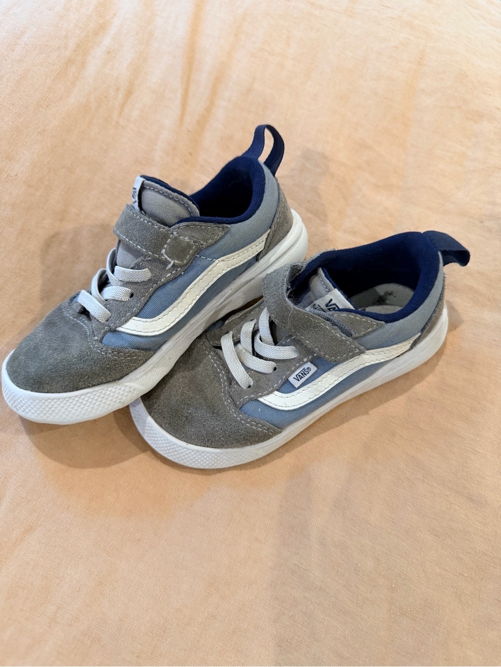 Vans ultrarange Kids Gray & Navy Suede Low-Top Sneakers with White Stripe